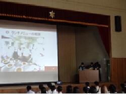 2年生が担当した学科紹介の様子