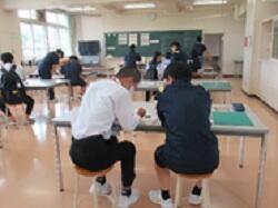 普通科「職業」の授業体験　紙バンドによる物作り体験