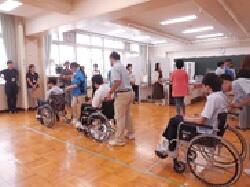 福祉デザイン科「作業学習」の授業体験　車椅子の試乗・介助体験